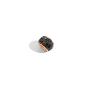 Componente rondelle in oro rosa 9K con 15 diamanti black trattati, dettaglio dei diamanti e della finitura lucida.